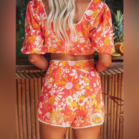Vici Bahama Breeze Puff Sleeve Crop Top and Pocketed High Rise Floral Shorts - Picture 5 of 6